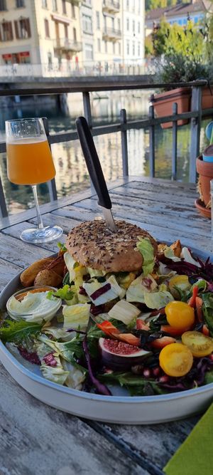 Burger mit Salat, Blick auf die Aare at Das Sündikat in Thun
