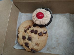 Double chocolate cupcake and chocolate chunk cookie at Minglewood Bake Shop in Richmond