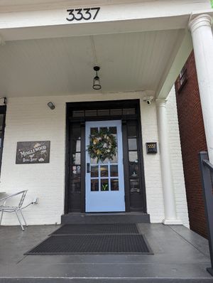 Front of the shop at Minglewood Bake Shop in Richmond