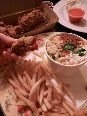 Chicken wings, fries and the best mac n' cheese ever at Temple of Seitan in West London