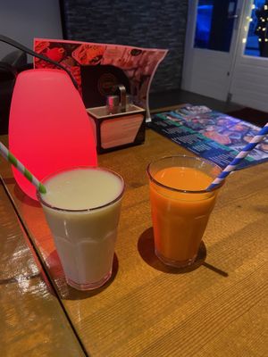 Apple/pineapple/banana smoothie and carrot juice: both nice  at Vegan Food Bar in Almere