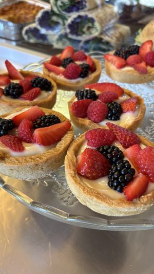 Frolla con crema di mandorle e frutti di bosco  at Augusta Gastronomia Naturale in Callianetto