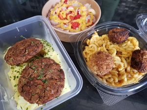 Fruity oatmeal with homemade coconut milk and daily specials of mashed potato and burgers, macaroni cheese and meatballs at La Línea Verde in La Linea De La Concepcion