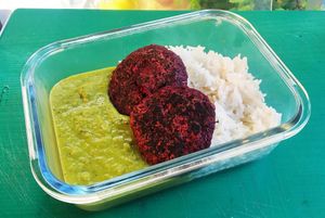 Daily menu: Beetroot patties with rice and mashed peas at La Línea Verde in La Linea De La Concepcion