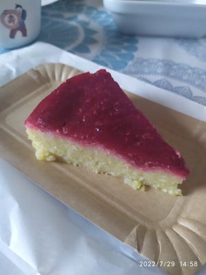 Un postre delicioso sabor frambuesa at La Línea Verde in La Linea De La Concepcion