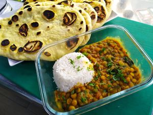 Tarka masala with veggies and naan bread at La Línea Verde in La Linea De La Concepcion
