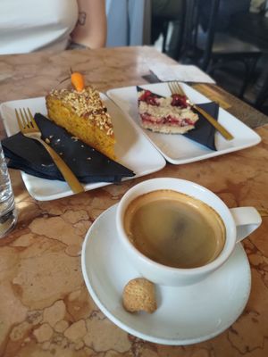Torta camilla carote, crostata fragole e caffè lungo at Antico Caffè San Marco in Trieste