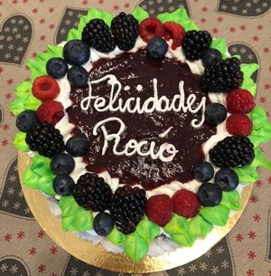 tarta de chocolate con cobertura de frutas del bosque at 3R Sin Gluten in Fuenlabrada