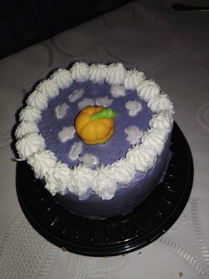 Tarta vegana con decoraciones de azúcar (el glaseado estaba especialmente bueno) at 3R Sin Gluten in Fuenlabrada