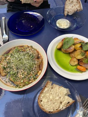 the wontons, the fried baby potatoes and the sourdough bread  at Peaches Gastro Girls in Warsaw