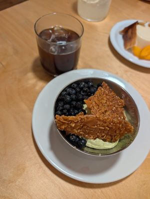 Matcha and blueberries at Peaches Gastro Girls in Warsaw