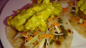 Hakika nina furahia sana vyakula vya hii sehemu ni vizurina hata wahusikawake ni wachamgamfu na waelewa 😋😋🌯🌮🌮 at Ulu Dos Tres Taco in Zanzibar