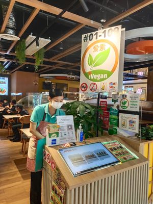 Entrance, very friendly staff at iVegan 爱素 - Thomson Plaza in Central Singapore