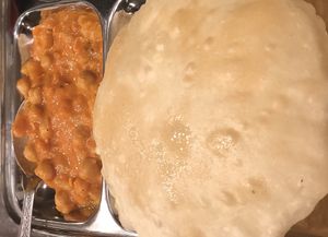 Chole Bhatura (Chickpeas with fried bread): Vegan 🌱mouthwatering traditional chickpeas(chana) Masala curry served with 4 Indian fried flat bread, served with onion, fried chilli at Vittle Vibes in Leander