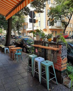 outside seating at Pomeranze Kaffeebar in Berlin