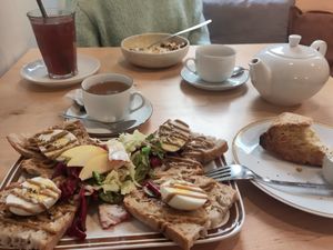 Lecker Frühstück (Eierstulle) mit (von mir) angebissenen Scone, oben Kurkuma Porridge at Pomeranze Kaffeebar in Berlin