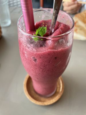Berrys smoothie. at Kiiroi Hoshi Café Atelier in Chigasaki