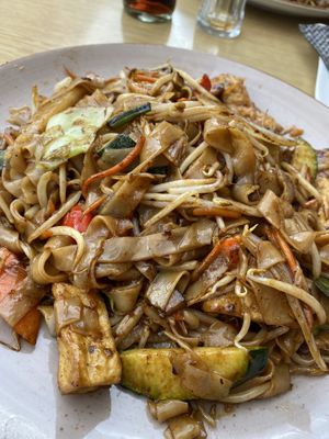 Bangkok-Nudeln mit Tofu. Super lecker und macht ordentlich satt. 🤌  at Saigon Food & Trend in Hannover