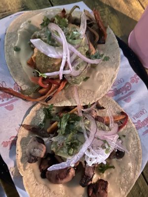 Muy deli los tacos veganos. Uno con hongos y otro con falafel   at La Chingada in Montevideo