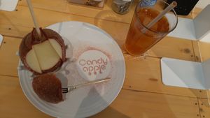 Iced tea set with black tea candy apple at Candy Apple in Yokohama
