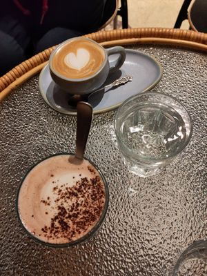 Cappuccino and hot chocolate with oat milk at Ihana Kahvila Baari in Helsinki