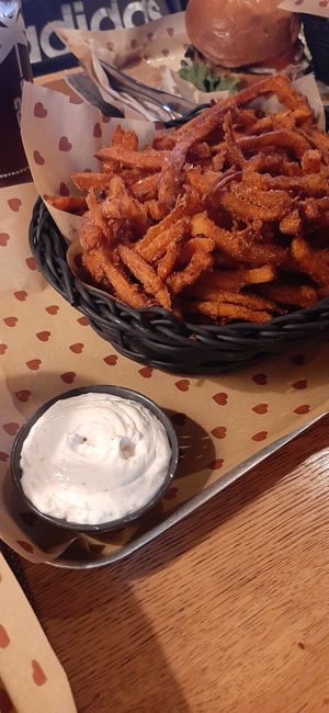 Süßkartoffelpommes (Pfund) mit Trüffelmayo at Burgerheart in Leipzig