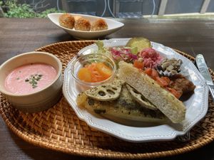 Lunch plate with focaccia  at Sui Cafe in Tokyo
