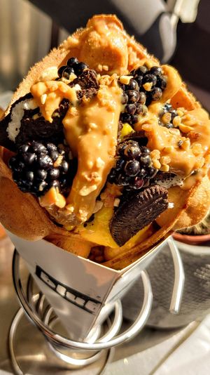 Bubble waffle mango ice cream blackberry oreo peanutbutter brittle (vegan) at Blub - Marienstr in Stuttgart