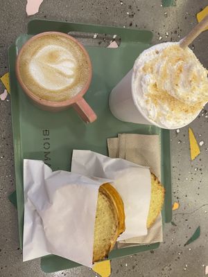 Capuchino, frapuccino de lemon pie y tostados de queso    at Bioma in Buenos Aires