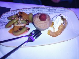 Veganes Lebkuchen-Parfait mit Kiwi-Orangensalat at Gasthaus Herkenrath Hof in Leverkusen