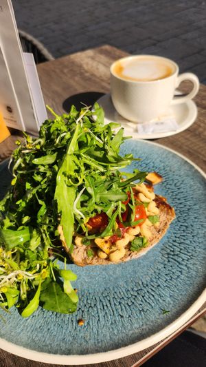 Hungrige Hummus-Anja und Cappuccino mit Hafermilch at Café Konditorei Sommer in Reutlingen