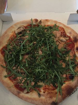 Customized pizza with vegan ham, mushrooms, v-cheese and arugola  at L'angolino  in Stuttgart