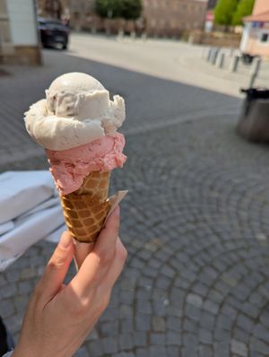 Erdbeere und Krummes Ding (Bananensorbet mit Schokostückchen) in Zimtwaffel at Schokoladen Manufaktur  in Eisenach