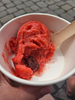 Tonka-Fee mit Erdbeerstückchen at Goldhelm in Erfurt