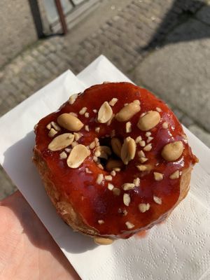 Vegan Peanutbutter-Strawberry Cronut with Peanutbutter filling at Royal Donuts in Leipzig