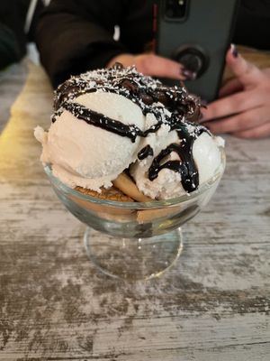 Helado de coco con Nutella veg y galletas María  at Bioloco in Madrid
