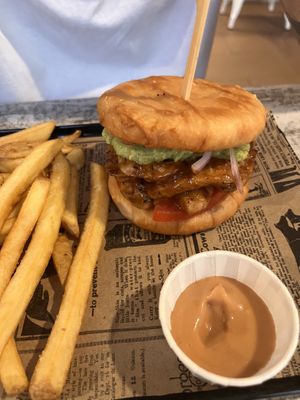 Hamburguesa tequeloco (pan de tequeños)  at Bioloco in Madrid