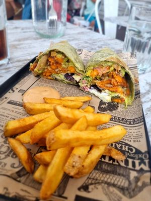 Chicken burrito, buenísimo y con muy buena cantidad de "pollo". Tenía boniato y estaba muy jugoso. at Bioloco in Madrid