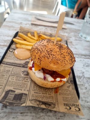Hamburguesa de albóndigas con salsa de tomate, sin palabras. Estaba muy muy rica y súper equilibrado de cantidad. Te manchas al comerla y es un disfrute. at Bioloco in Madrid