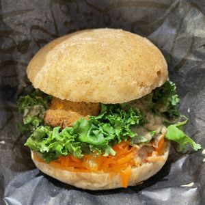 ファラフェルとフムスのVeganサンドイッチ #Veganuary at Carvaan Delicatessen in Yokohama