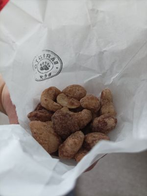 Nüsse - gebrannte Mandeln / cashews at Bäristo Vegan Deli in Kiel