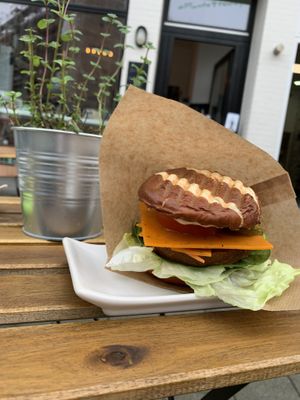 Seiten-Lupine-Burger mit Käse 🥰  at Bäristo Vegan Deli in Kiel