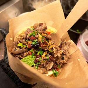 Winterliches Pulled Pork mit Apfel-Rotkohl, Cranberries und fruchtigen Chutney  at Bäristo Vegan Deli in Kiel