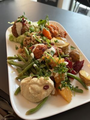 GemüseTeller mit Veggieballs   at Bäristo Vegan Deli in Kiel