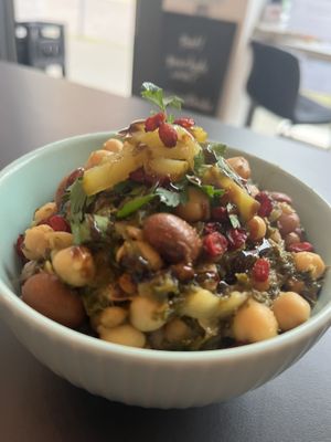 Hülsenfrüchte Curry mit Grünkohl   at Bäristo Vegan Deli in Kiel