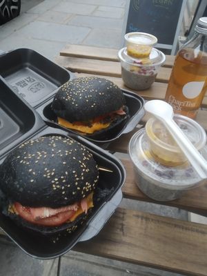 B-burgers XXL avec tranche de bacon et pain au charbon !! at Veganissim in Paris