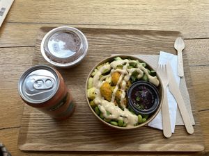 Hawaïenne poke bowl  at Veganissim in Paris