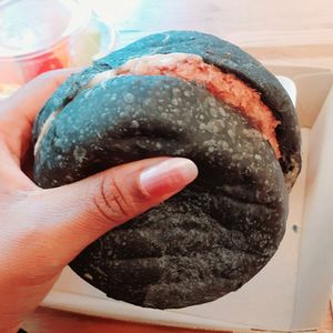 Burger pain noir (charbon végétal) at Veganissim in Paris