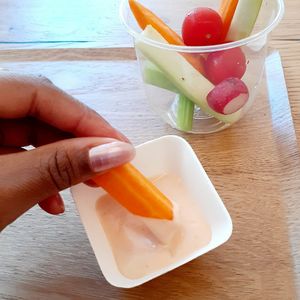 Accompagnement burger : légumes crus et sa délicieuse sauce at Veganissim in Paris