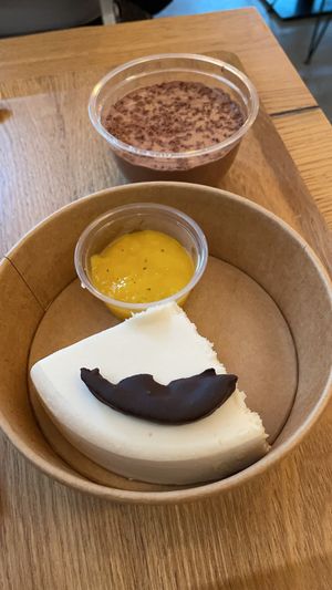 Cheesecake & Mousse de chocolate at Veganissim in Paris